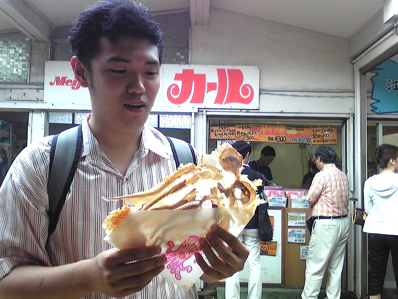 Quán ăn vặt Asahi Honten trên đảo Enoshima, tỉnh Kanagawa là nơi đầu tiên bán món này