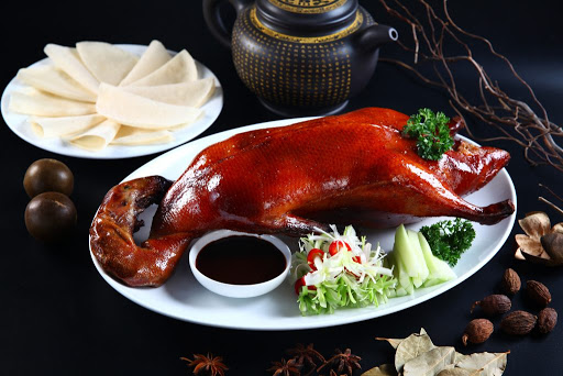 Vịt quay Bắc Kinh thường được ăn kèm với bánh kếp và các loại rau